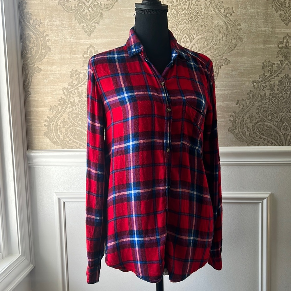 AE | boyfriend fit flannel shirt Size Small No missing buttons!